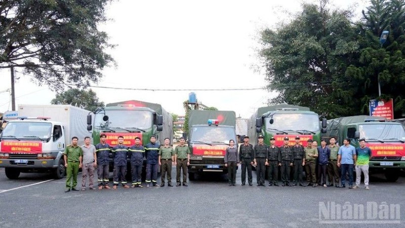 洪水で甚大な被害を受けたカインホア省の住民に届けるため、約34トンの野菜を積んだトラックが出発の準備をした。