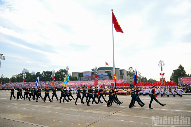 8月30日午前に行われたリハーサルでは、中国、ロシア、ラオス、カンボジアの4カ国の国際軍事代表団がバーディン広場でのパレードに参加した。（写真：NDO）