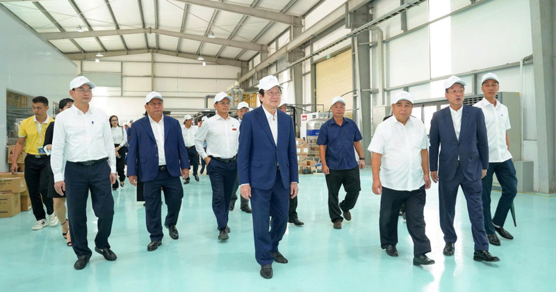 チュオン・タン・サン元国家主席、グエン・チ・ズン副首相、および代表団はHANSSIPにあるオオナガ社を視察した。（写真：NDO）