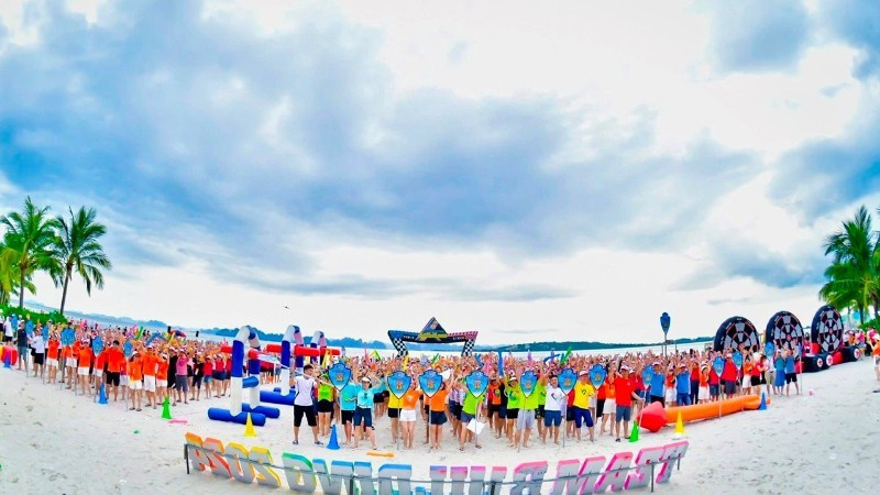 クアンニン省ハロンのビーチで行われたMICEグループのチームビルディング活動（写真：フエ・ヴー）