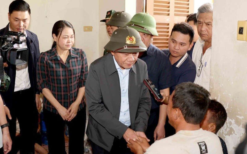 党中央政治局員で党中央委員会書記局常務のチャン・カム・トゥ氏が、洪水被害を受けたカインホア省ジエンディエン社の住民と面会した。（写真：VNA）