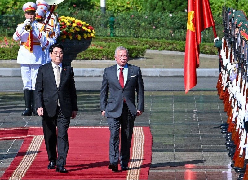 儀仗兵を閲兵するルオン・クオン国家主席（左）とヨルダンのアブドラ国王（写真：Nhan Dan）