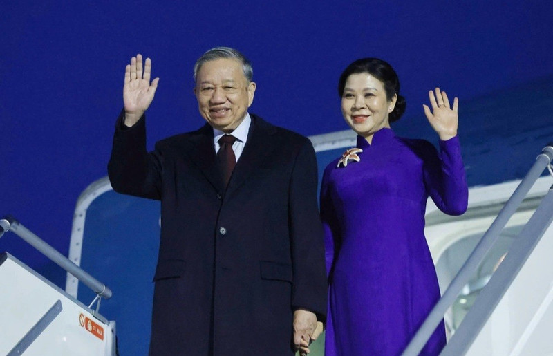 ベトナム共産党中央委員会のトー・ラム書記長とゴー・フオン・リー夫人、ならびにベトナムの高官代表団は、10月20日夜にヘルシンキ空港に到着し、フィンランドの公式訪問を開始しました。（写真：VNA）