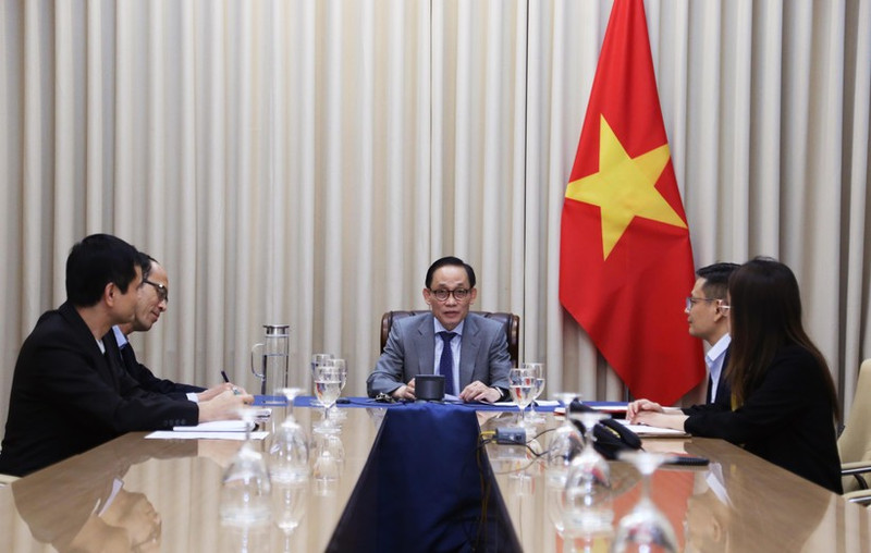 党中央委員会書記であり外務大臣代行を務めるレ・ホアイ・チュン氏は、10月18日夜、イギリスのイヴェット・クーパー外相と電話会談を行った。（写真：外務省提供）