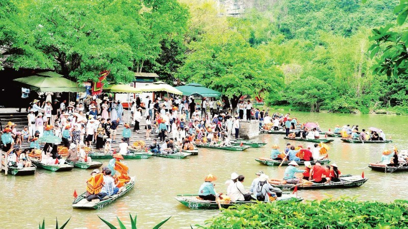 チャンアン（ニンビン省）を訪れる観光客（写真：スアン・ラム）