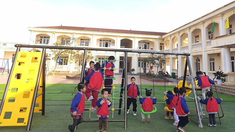 プルデンシャル・ベトナム生命保険が支援活動の一環として屋外遊具を寄贈した。（主催者提供写真）