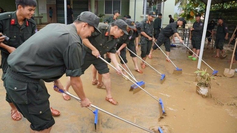 政府は、ベトナム中部地方での洪水被害からの復旧および生産活動の再開に向けた対策に関する決議を発出した。（写真：VGP）