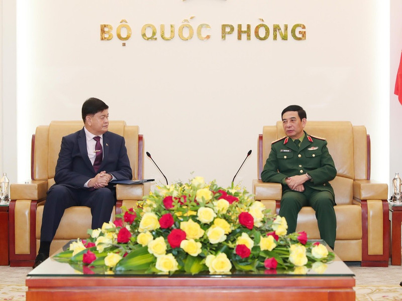 国防大臣ファン・ヴァン・ザン大将が、フィリピン国防省次官イリネオ・C・エスピノ氏を迎えて会談を行った。（写真：VNA）