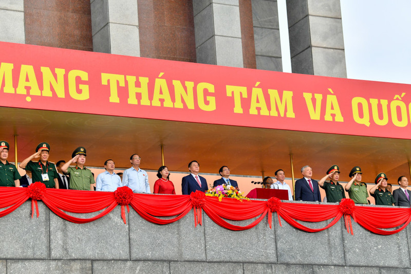 ファム・ミン・チン首相をはじめとする党および国家の指導者らは、第80回建国記念日のパレードに向けた最終的な国家レベルのリハーサルに出席した。