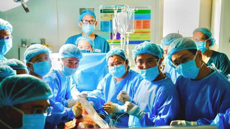 シンガポール人妊婦に対する胎児心臓治療を行う医師と看護師