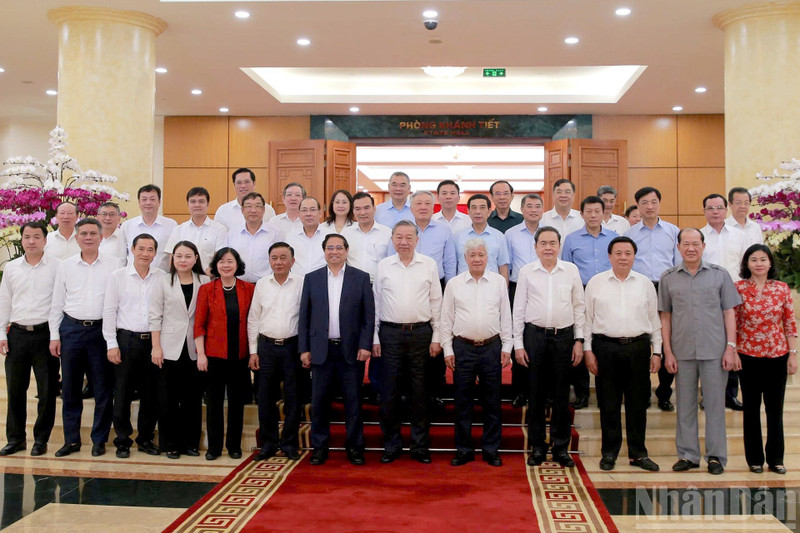 ポリトビューロ（政治局）は、祖国戦線および中央大衆団体の党委員会常任委員会と協議を行った。