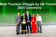 トゥエンクアン省文化・スポーツ・観光局の代表者と、「世界最高の観光村2025」賞を受賞したルンクー社ローローチャイ村の住民