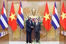 キューバのエステバン・ラソ・エルナンデス人民権力全国会議議長 兼 国家評議会議長（左）と、ベトナムのチャン・タイン・マン国会議長（写真：VNA）