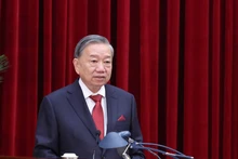 トー・ラム党書記長が、第13期党中央委員会第13回総会の開会演説を行った。（写真：VNA）