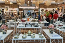 ホーチミン市の企業が、ホーチミン市貿易投資促進センター（ITPC）のショールームで自社製品を展示