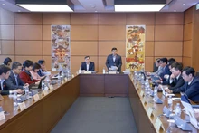 第15期国会第10回会期の一環で11月4日午後、ラムドン省およびゲアン省選出の国会議員がグループ討議を行う様子。（写真：VNA）