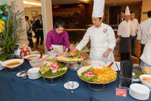 記者会見後、来賓は料理を堪能した。