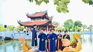 バクニン省のドー寺院水上舞台でクアンホー民謡を披露するドー寺院クアンホー民謡クラブ（写真：バオ・ロン）