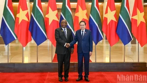 2025年10月24日ハノイで、チャン・タイン・マン国会議長（右）は、南アフリカのマタメラ・シリル・ラマポーザ大統領と会談。