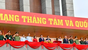 ファム・ミン・チン首相をはじめとする党および国家の指導者らは、第80回建国記念日のパレードに向けた最終的な国家レベルのリハーサルに出席した。