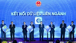 国会議長のチャン・タイン・マン氏と代表団が、国家法律ポータルの公式版を発表した。（写真：ズイ・リン）