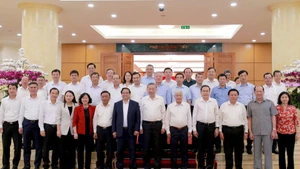 ポリトビューロ（政治局）は、祖国戦線および中央大衆団体の党委員会常任委員会と協議を行った。