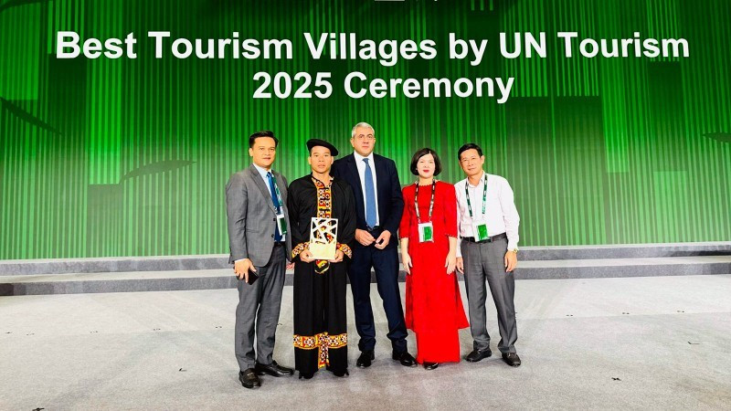 トゥエンクアン省文化・スポーツ・観光局の代表者と、「世界最高の観光村2025」賞を受賞したルンクー社ローローチャイ村の住民