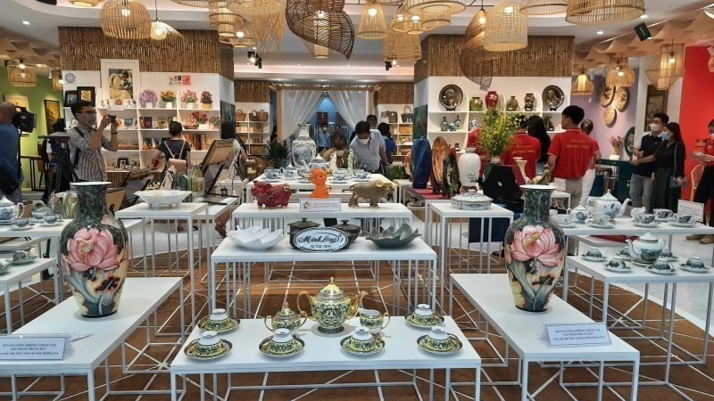 ホーチミン市の企業が、ホーチミン市貿易投資促進センター（ITPC）のショールームで自社製品を展示