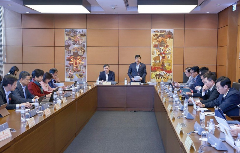 第15期国会第10回会期の一環で11月4日午後、ラムドン省およびゲアン省選出の国会議員がグループ討議を行う様子。（写真：VNA）