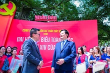 マイ・ヴァン・チン副首相が、人民新聞社で開催された第14回党大会の草案文書を紹介する展示を視察した。