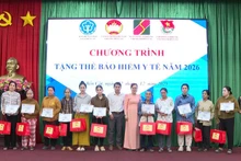 ホーチミン市社会保険傘下のベンカット社会保険が、地域の恵まれない住民に健康保険証を贈呈した。（写真：HSS）