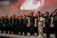 「ベトナム映画—光の旅路」映画週間の閉会式に出席した「Mua Do（赤い雨）」の出演者ら