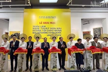 代表者らが展示会の開幕を祝ってテープカットを行った。