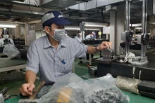 ホーチミン市タン・トゥアン輸出加工区にあるJukiベトナム有限会社で工業用ミシン部品の製造を行う従業員