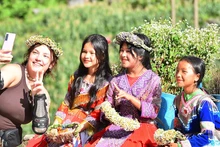 タム・マー峠に立ち寄る観光客（写真：トゥイ・グエン）