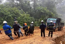 クアンチ省電力会社の作業員が、12月15日までに遠隔地の全村での電力復旧に向け作業を続けている。（写真：VNA）