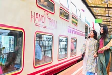 観光客がハノイの新たな観光商品である「ナム・クア・オー（五つの門）」観光列車を体験（写真：バオ・ロン）