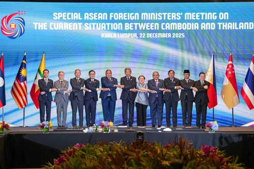 カンボジアとタイ間の現状に関するASEAN外相特別会合に出席した参加者たちが、12月22日にマレーシア・クアラルンプールで記念撮影に臨んだ。（写真：ベトナム外務省）