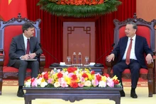 トー・ラム書記長（右）は、ロシア大統領府経済行政学院のアレクセイ・コミッサロフ学長と会談した。（写真：NDO）