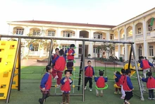 プルデンシャル・ベトナム生命保険が支援活動の一環として屋外遊具を寄贈した。（主催者提供写真）