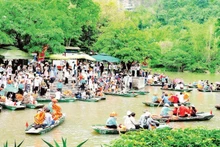 チャンアン（ニンビン省）を訪れる観光客（写真：スアン・ラム）