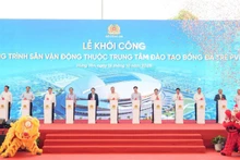 トー・ラム書記長と代表団が起工式を執り行う。（主催者提供写真）