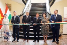 写真展の開幕式に出席したベトナムとハンガリーの代表団（写真：VNA）