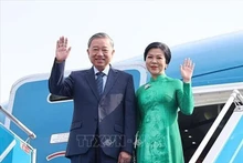 ベトナム共産党中央委員会書記長トー・ラム氏とゴー・フオン・リー夫人（写真：VNA）