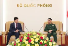 国防大臣ファン・ヴァン・ザン大将が、フィリピン国防省次官イリネオ・C・エスピノ氏を迎えて会談を行った。（写真：VNA）