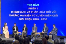 パネルディスカッションに参加する登壇者たち（写真：チュン・フン）