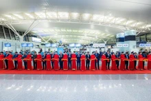 代表者らが2025年12月19日、ハノイのノイバイ国際空港で拡張第2ターミナルの開業を記念してテープカットを行った。（写真：VNA）