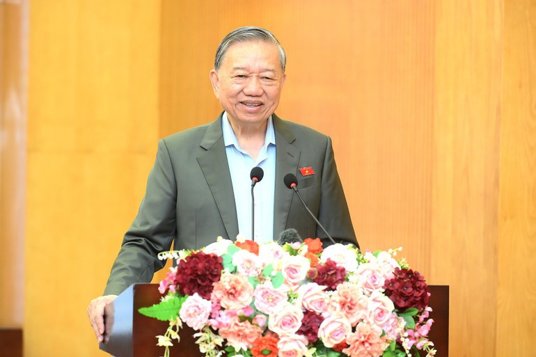 党書記長のトー・ラム氏は、2025年12月15日にハノイ市11区の有権者との会合で発言した。（写真：NDO）