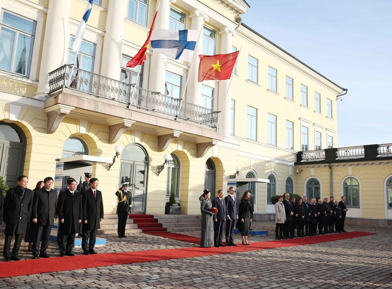 フィンランドのアレクサンデル・ストゥブ大統領と大統領夫人は、2025年10月21日、ベトナム共産党中央委員会書記長トー・ラム氏および書記長夫人のために歓迎式典を主催した。（写真：VNA）