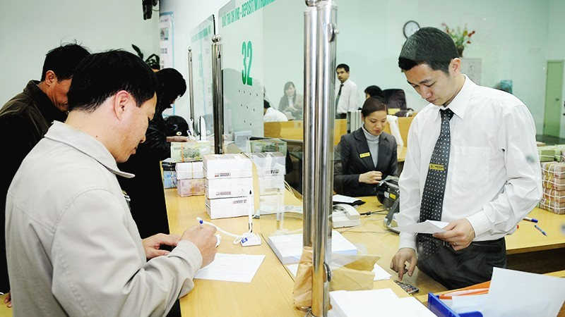 Vietcombankでの取引の様子（写真：グエット・アイン）